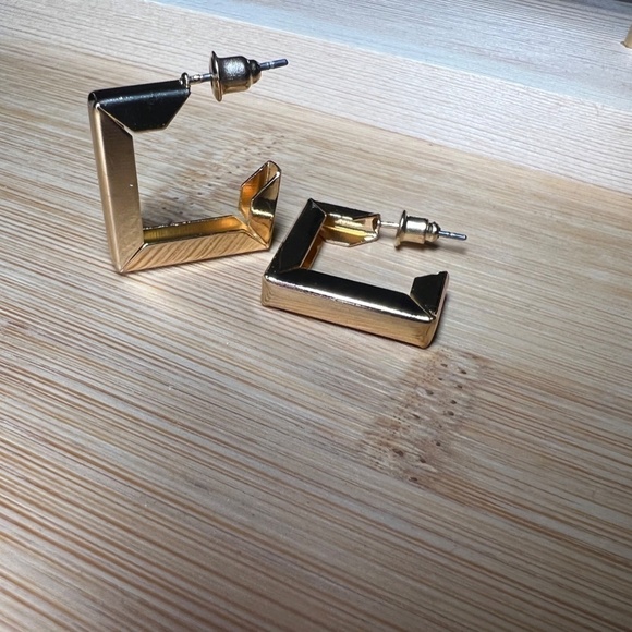 SALE💚 any 3 for $18 💚
 Hoop Huggie Butterfly Earrings White Gold  NWT - Picture 3 of 3